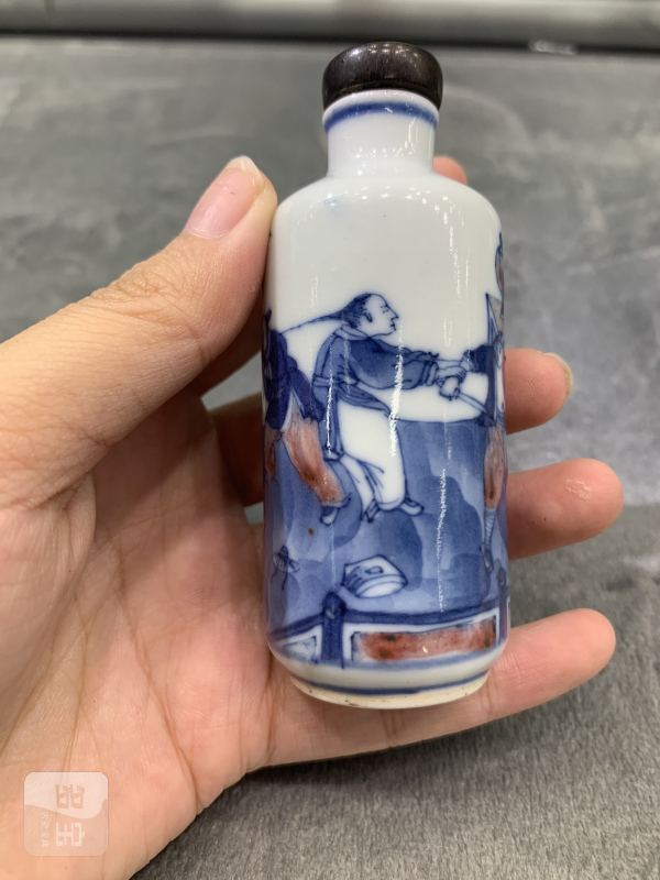 清中期青花釉里红杀妻求将图鼻烟壶 - 图3